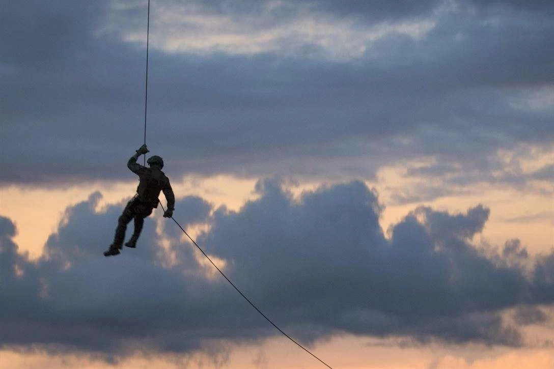 2 υπαξιωματικοί έπεσαν από ελικόπτερο κατά τη διάρκεια αεροπορικής επίδειξης! (βίντεο)